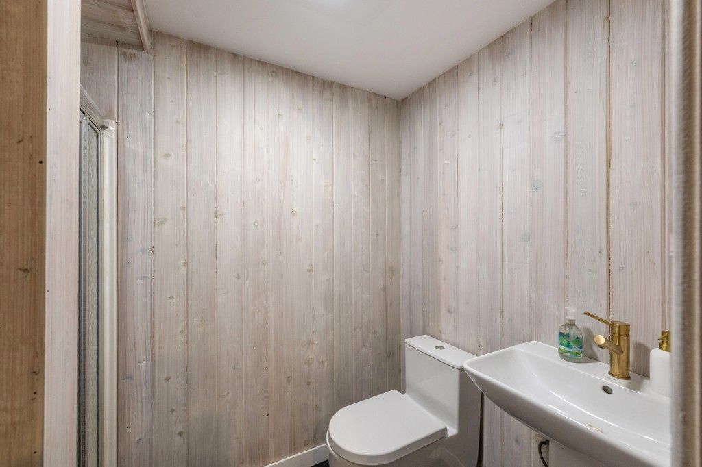 Lower level full bath