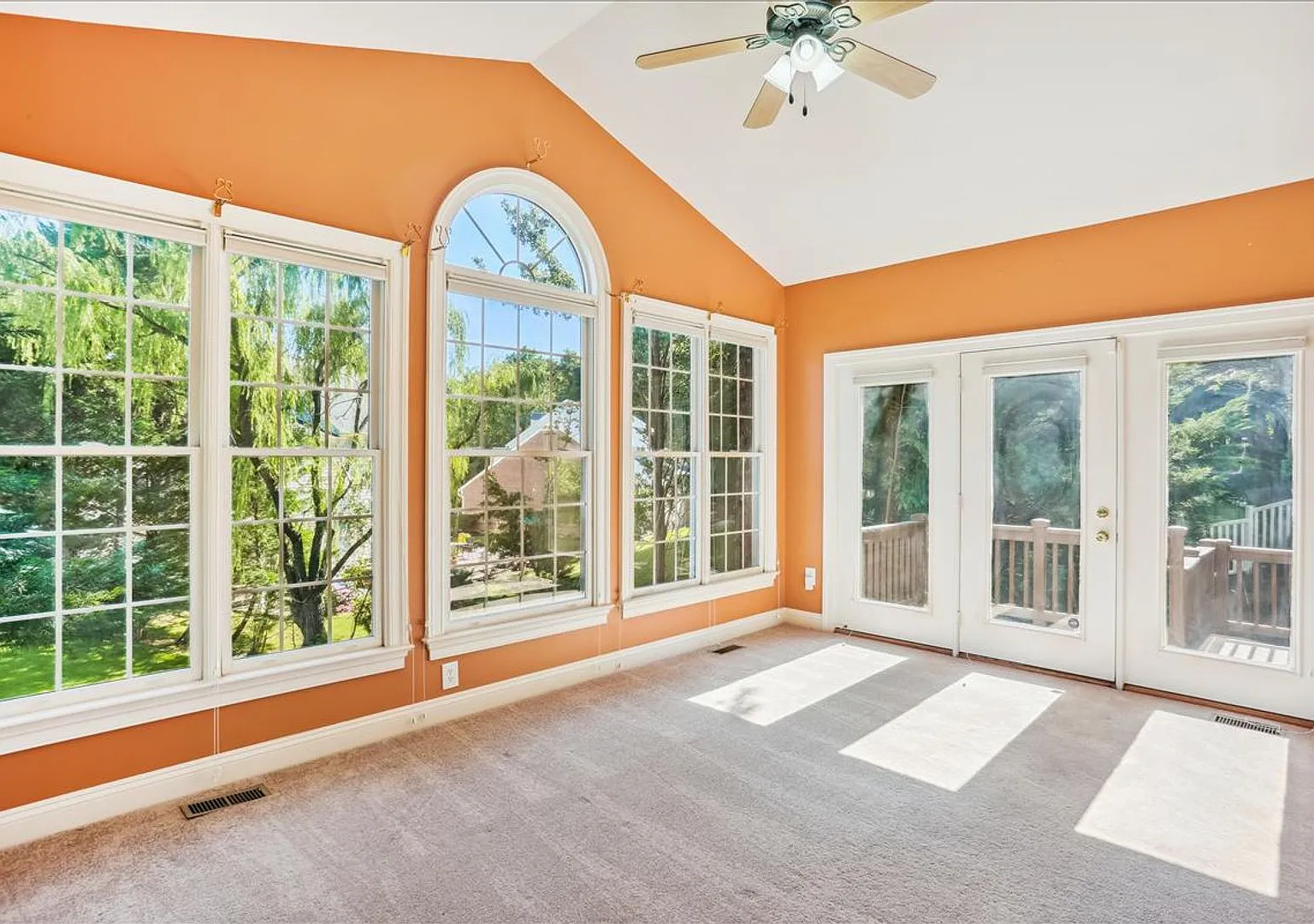 Gorgeous 5 Bed 3.5 Bath With Beautiful Landscaping — Photo 4