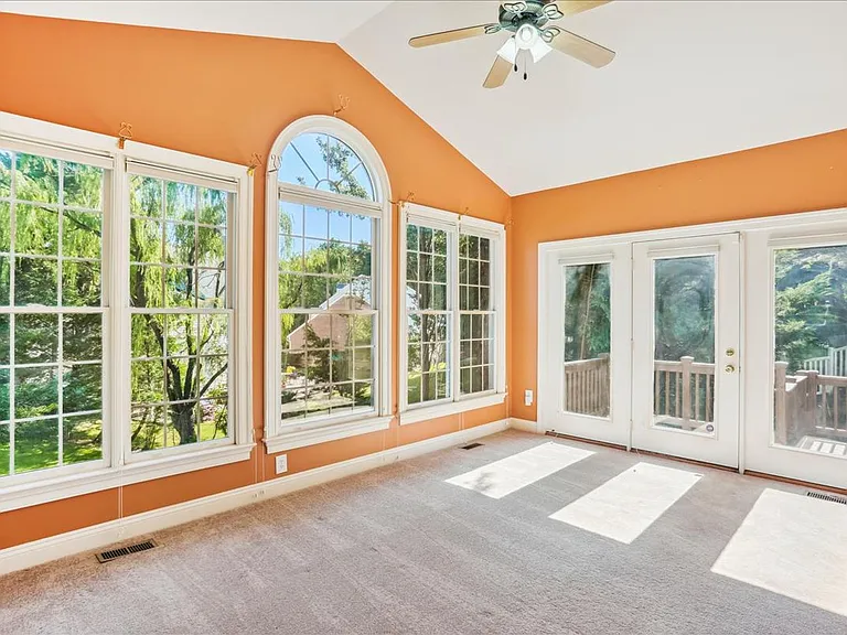 8931 Falls Farm Dr — Photo 4