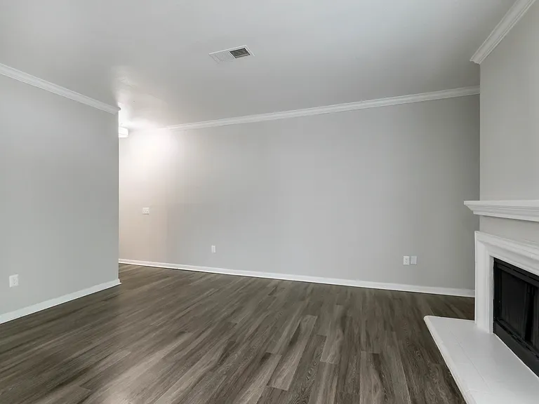 Castle Hills Townhomes — Photo 10