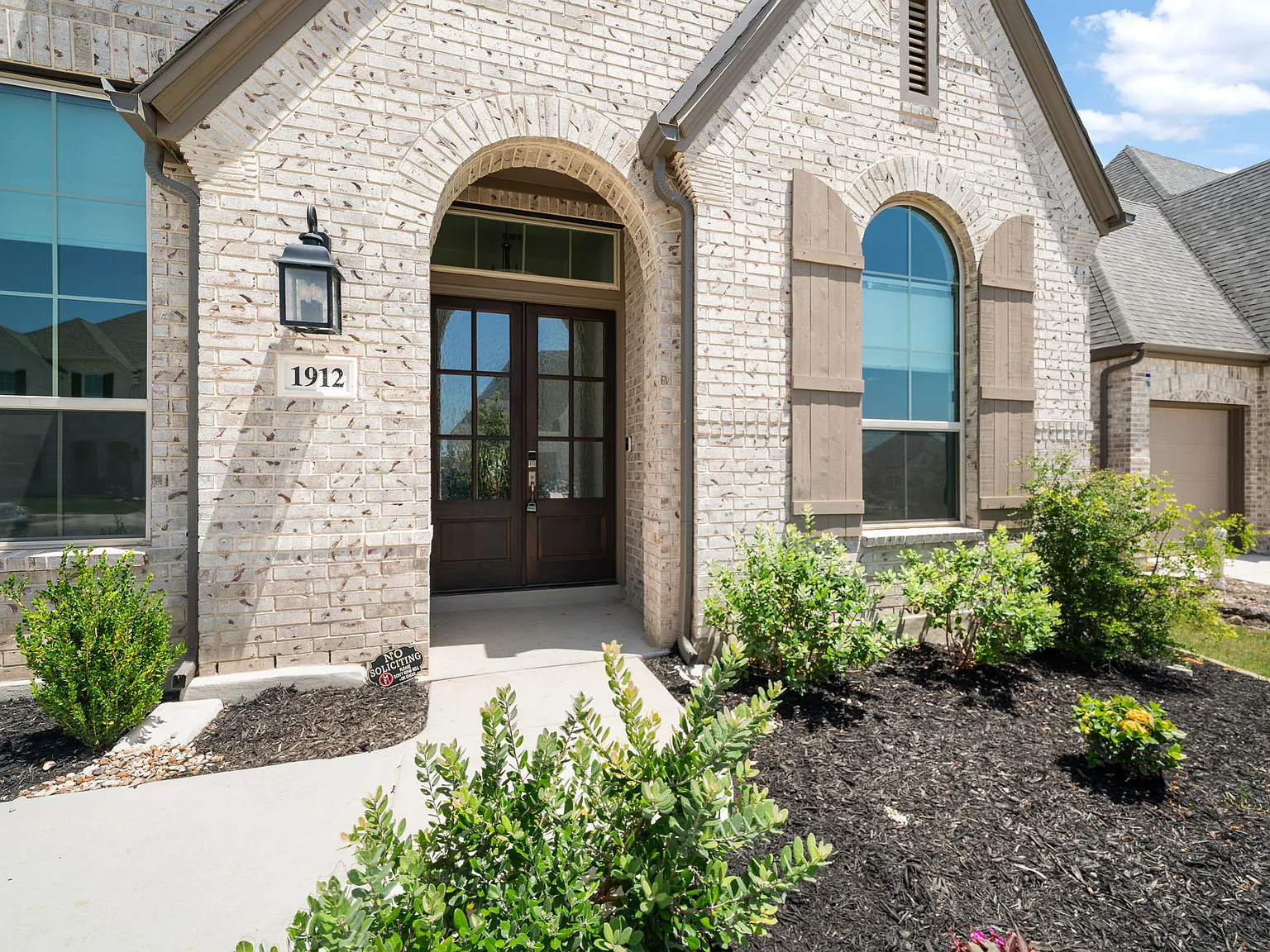 Stunning 4-Bed, 4.5-Bath Home with Pool Access and Private Yard in New Braunfels — Photo 3
