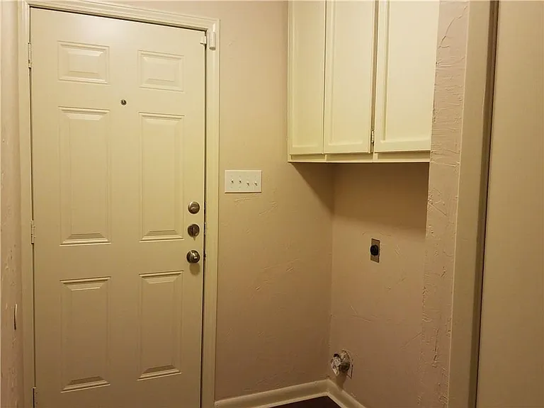 6919 W Cleburne Rd — Photo 2