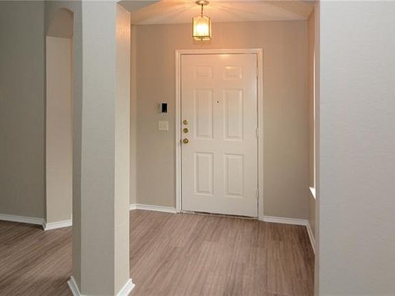 4th image of 7013 Chateau Dr
