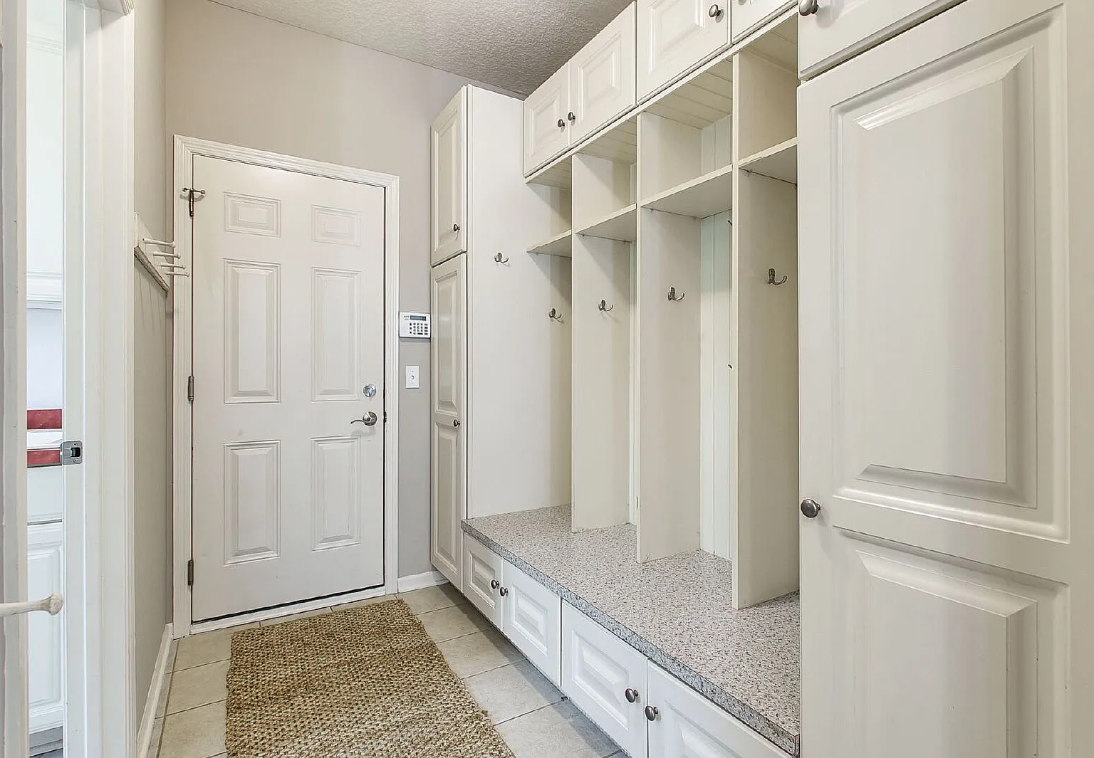 Luxurious 4-Bedroom Retreat w/Walk out in Orono Schools — Photo 4