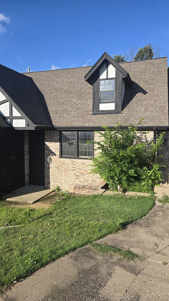 Approximately 1800 sqft - 1014 Ridge Rd