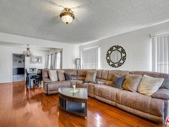 3rd image of 524 W 104th Pl