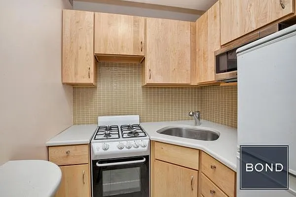 Sold by Bond New York | media 4