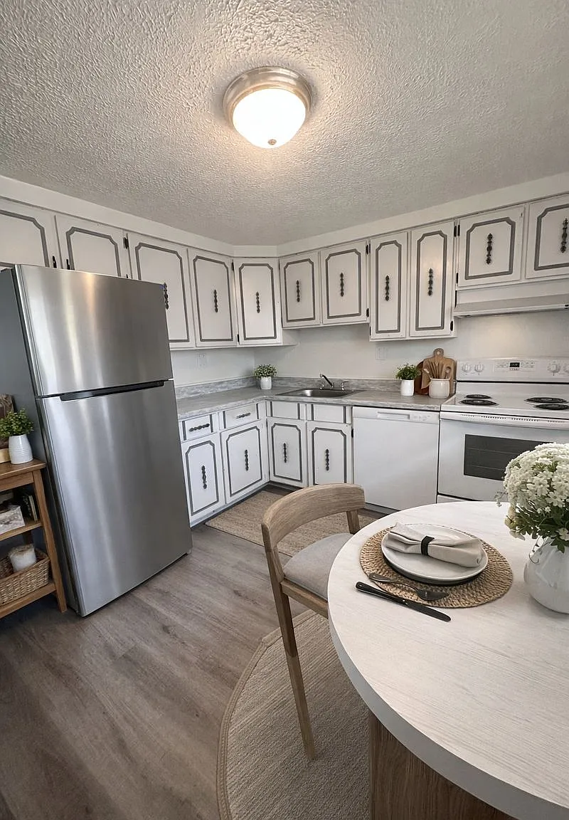2 bed, 1.5 bath, 816 sqft, $1,195 — Photo 2