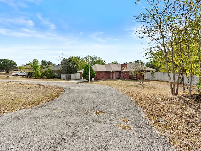 180 County Road 4933 — Photo 3