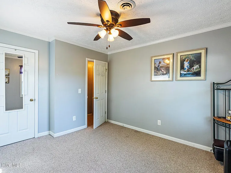 606 Manassas Dr — Photo 4