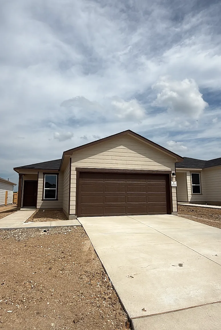 3 bed, 1243 sqft, $1,820 — Photo 1