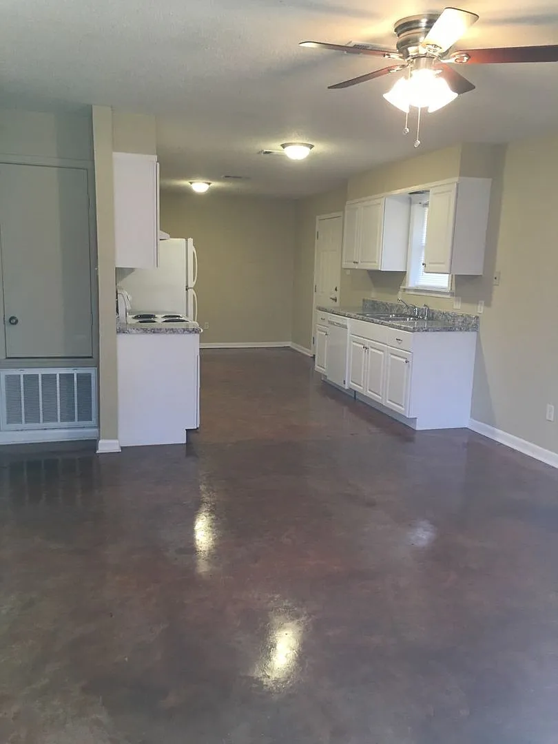 Building Photo - 808 Greenwood Dr