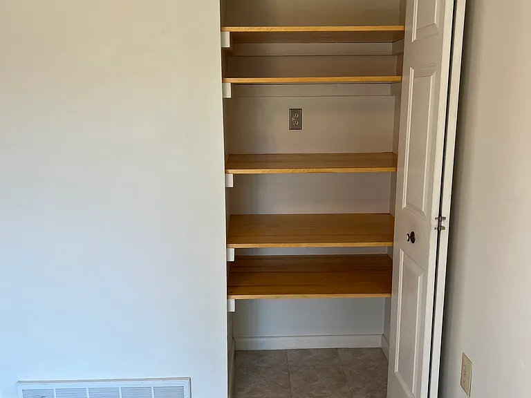 515 Greenfield Ln #B — Photo 8