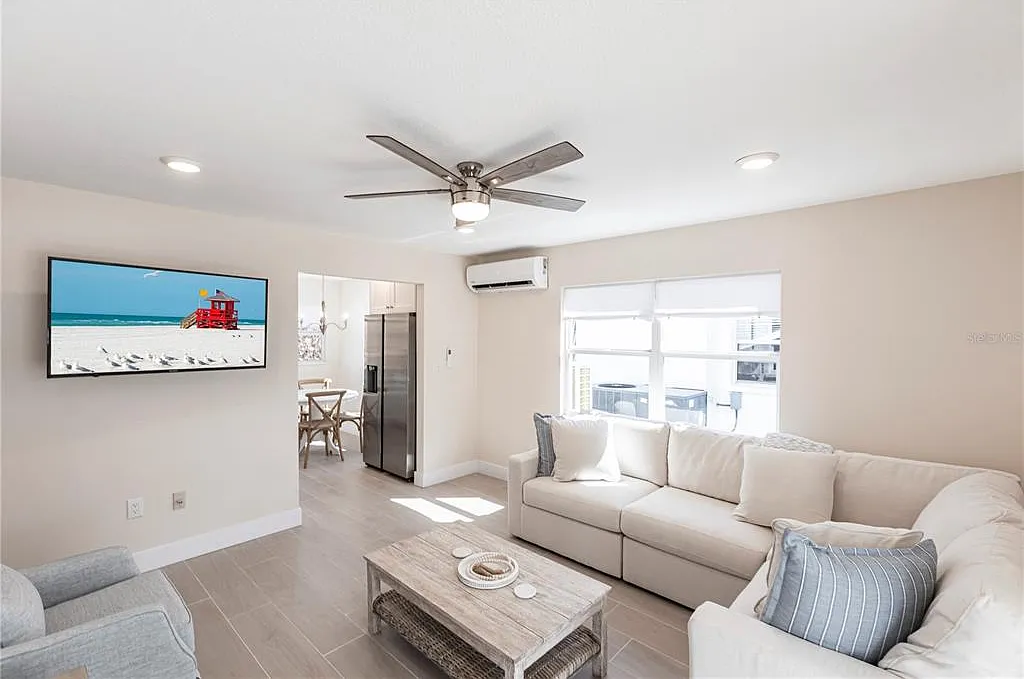 2 bed, 1.0 bath, 878 sqft, $8,370 — Photo 3