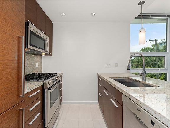 2nd image of 2528 Maple St #302