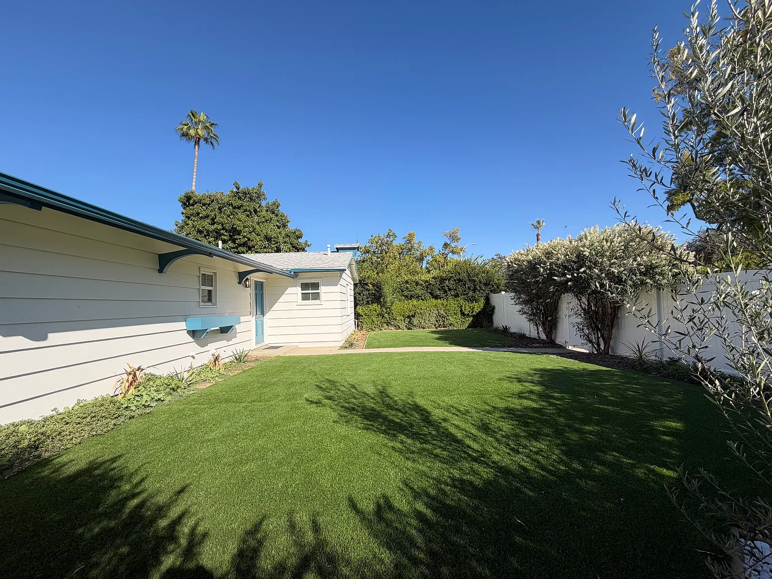 3 bed, 2.5 bath, 1616 sqft, $4,950 — Photo 2