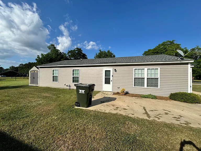 105 E North St — Photo 11