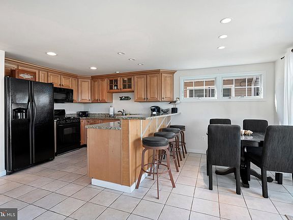 4th image of 334 Leeward Ave