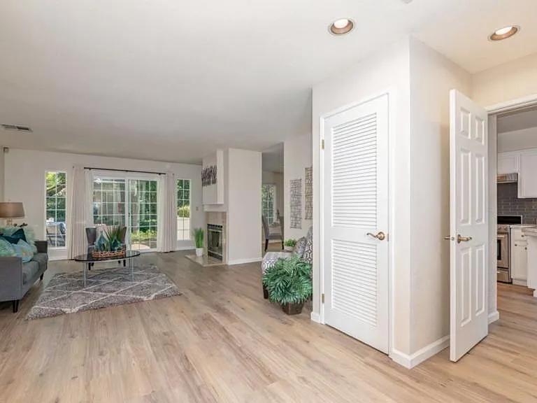 7706 Creekside Dr — Photo 4