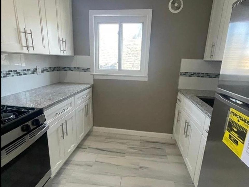 2nd image of 120 Avenue 2