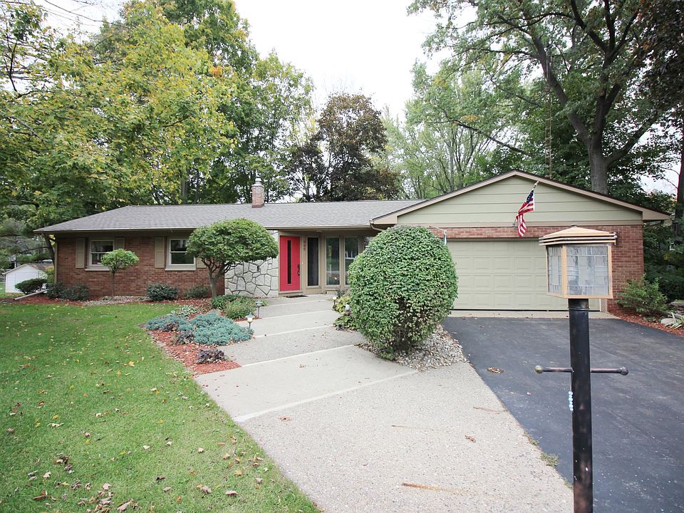 1st image of 985 Hillbrook Dr