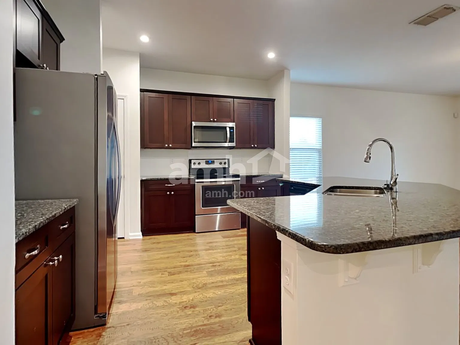 3 bed, 2.0 bath, 1606 sqft, $1,890 — Photo 3