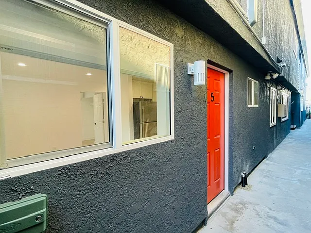 4152 N Business St #5 — Photo 2