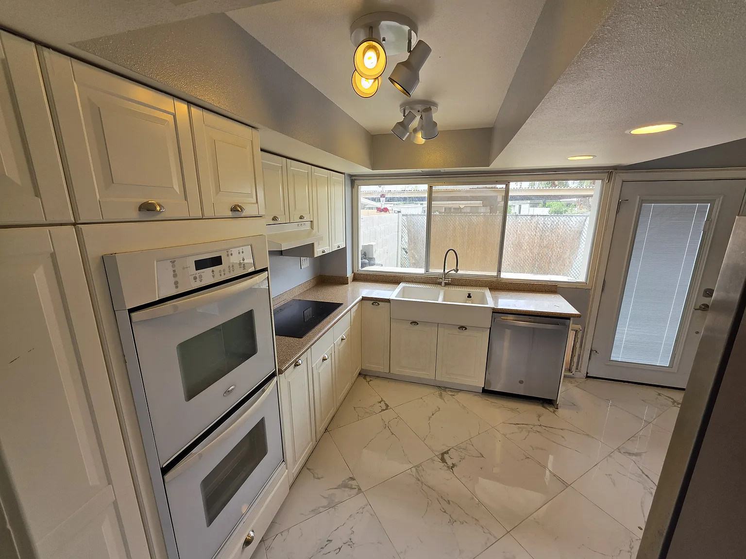 3 bed, 2.5 bath, 1608 sqft, $2,395 — Photo 3