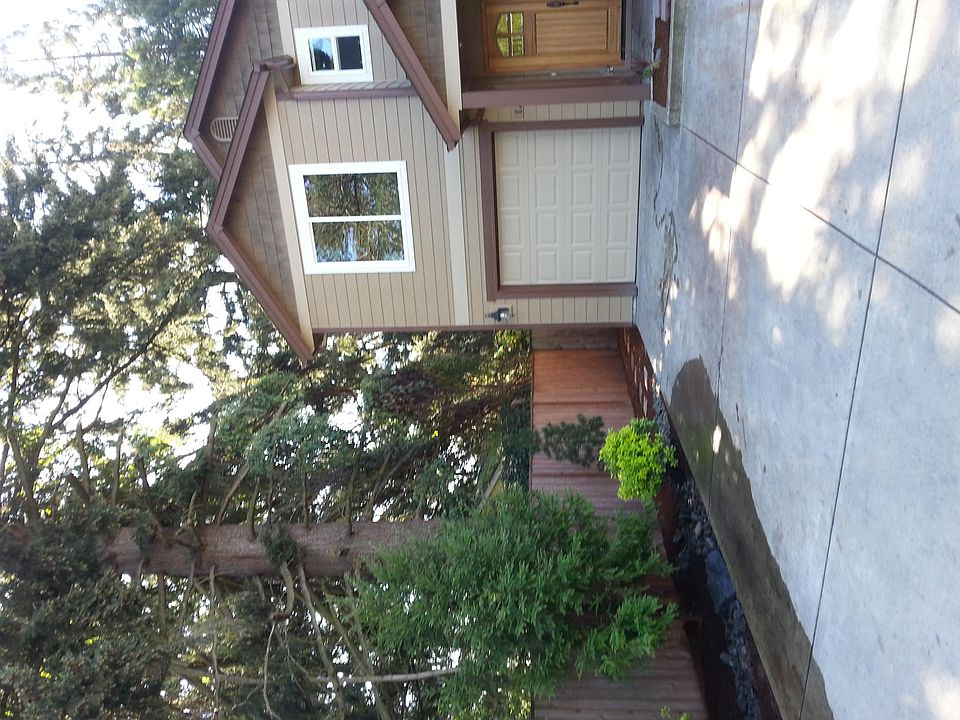 2nd image of 820 Cade Ave NE