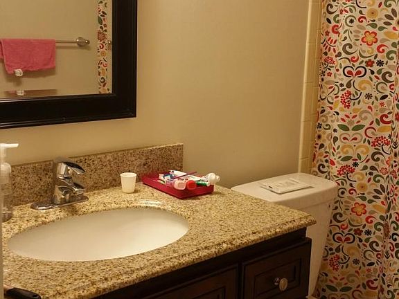 Bathroom with shower/tub