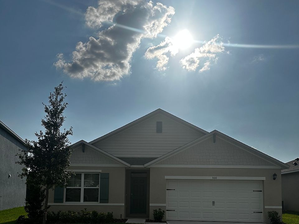Stunning, Nearly New 4/2 Home in beautiful Victoria Oaks subdivision in Deland!