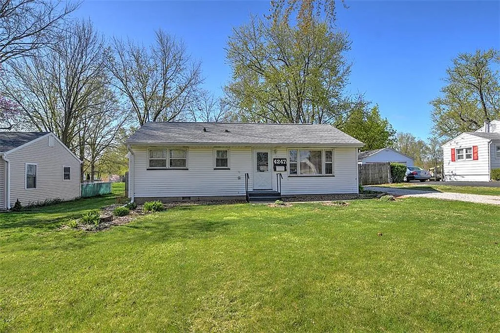 4247 E Lincoln Ave photo 1