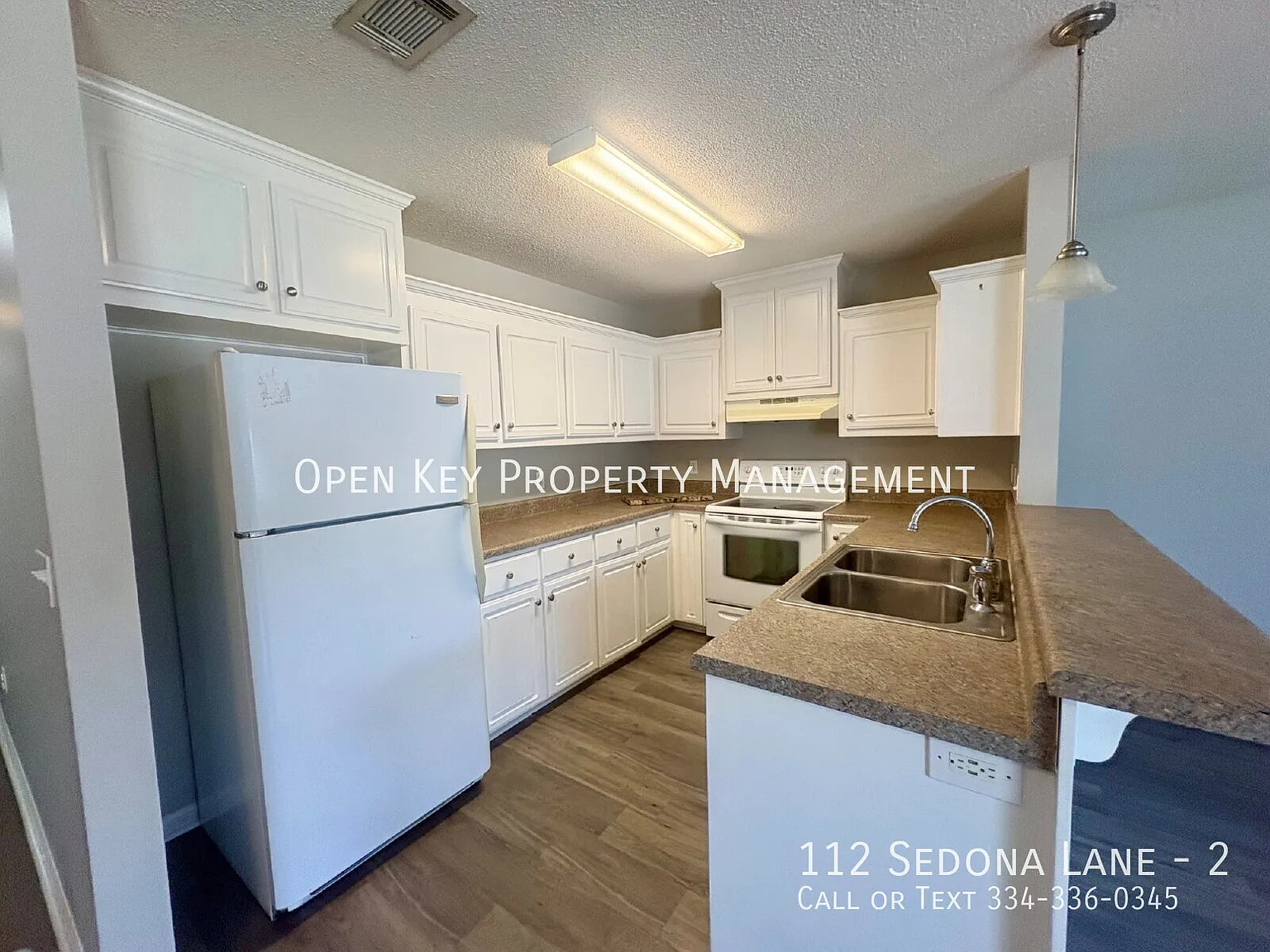 Welcome home to this comfortable 3 bedroom, 2.5 bath townhouse in a convenient, centrally located... — Photo 4