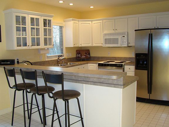 Large Kitchen with Breakfast Bar and Eat-in Area