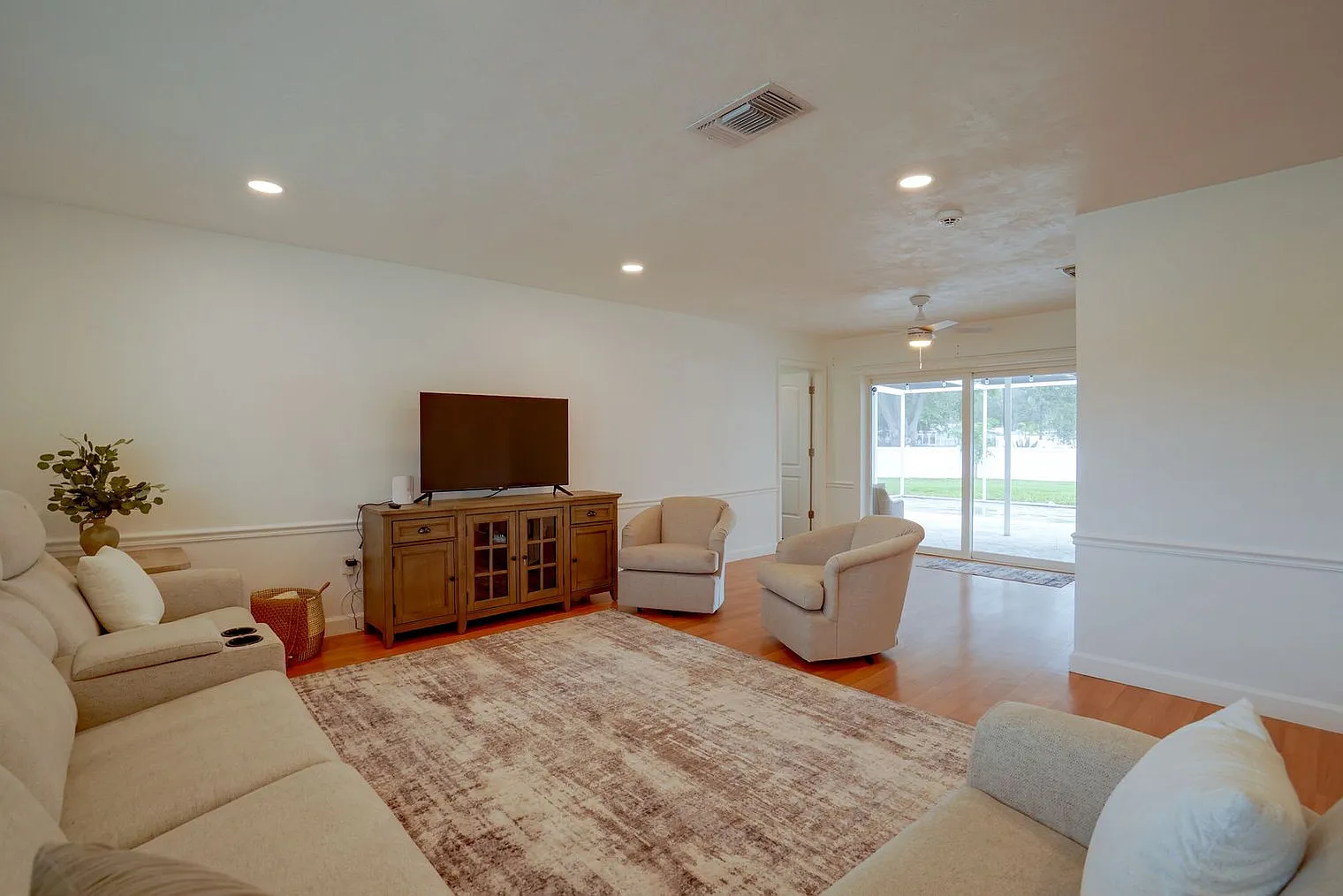 3 bed, 2.0 bath, 1593 sqft, $2,559 — Photo 2