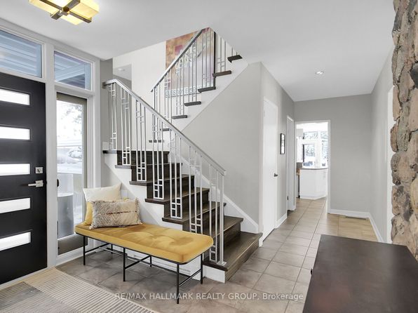 10 Qualicum St, Ottawa, ON K2H 7G8