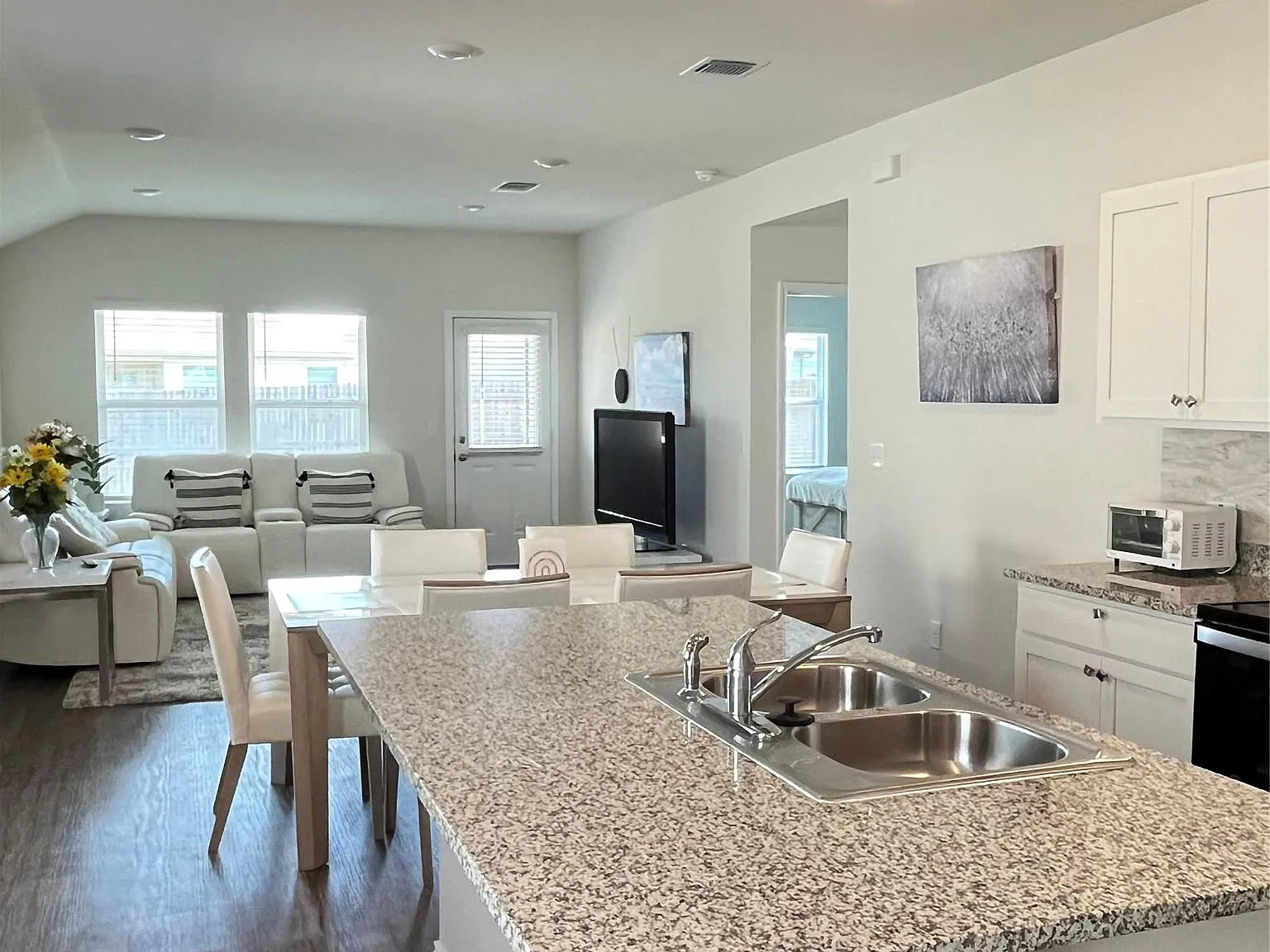 3 bed, 2.0 bath, 1489 sqft, $2,500 — Photo 4
