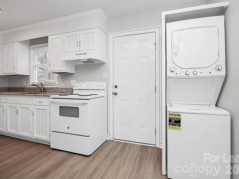 1233 Anderson St — Photo 7