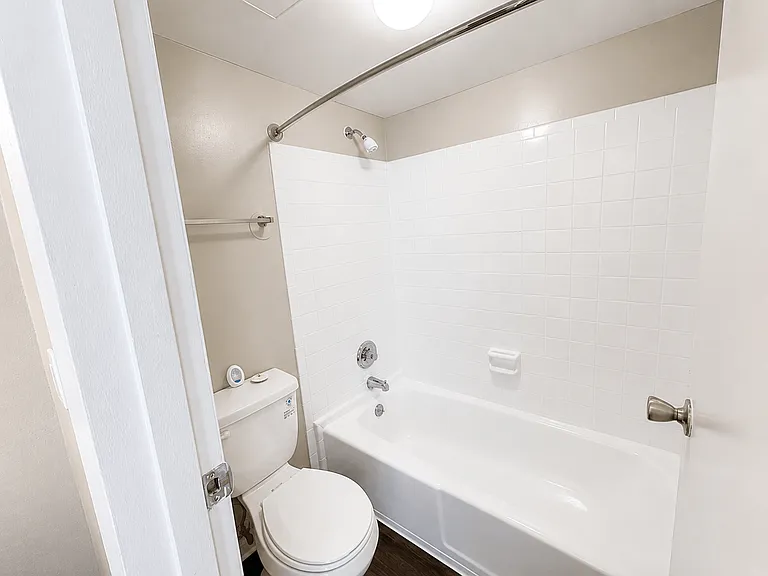 Auburn Glen Apartments — Photo 14