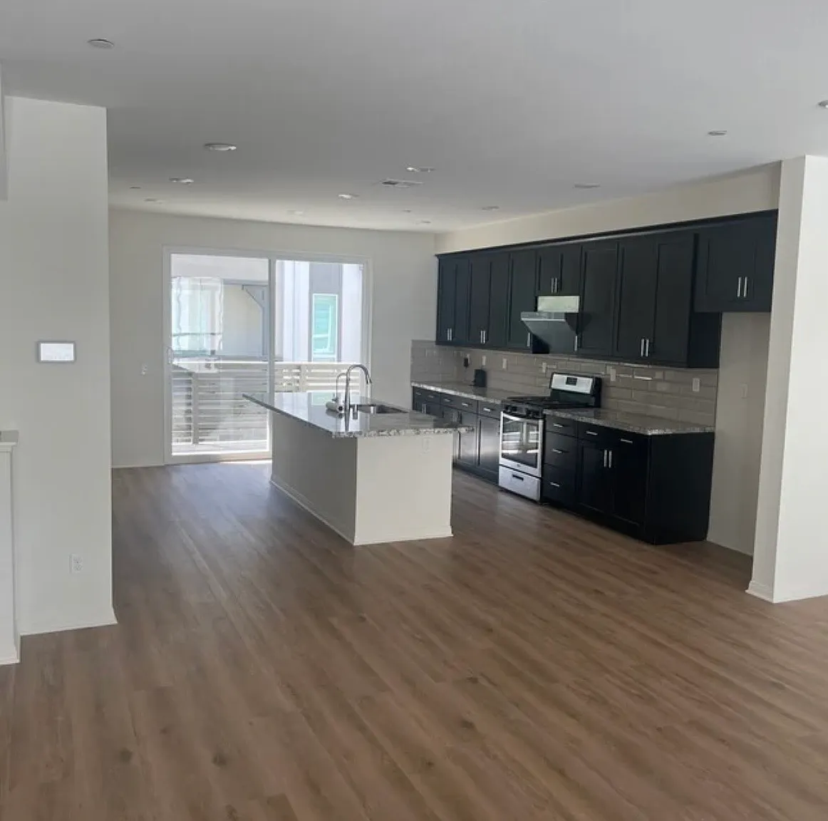 4 bed, 3.5 bath, 1922 sqft, $3,800 — Photo 2