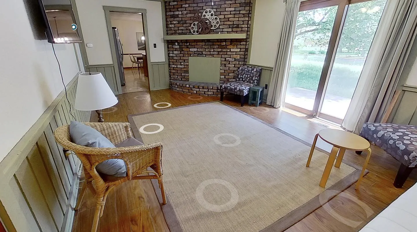 Vibrant Indianapolis haven with retro charm and contemporary updates — Photo 2