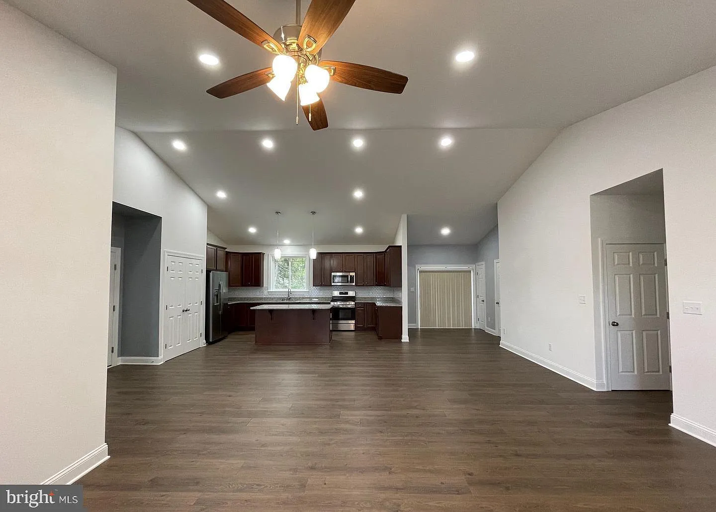 3 bed, 2.5 bath, 2150 sqft, $3,200 — Photo 2