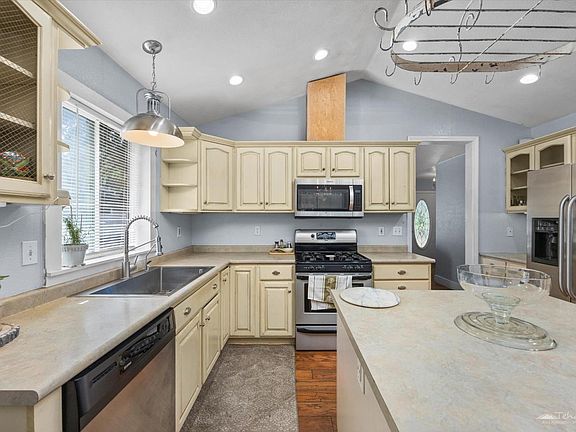 5th image of 17860 Alps Dr