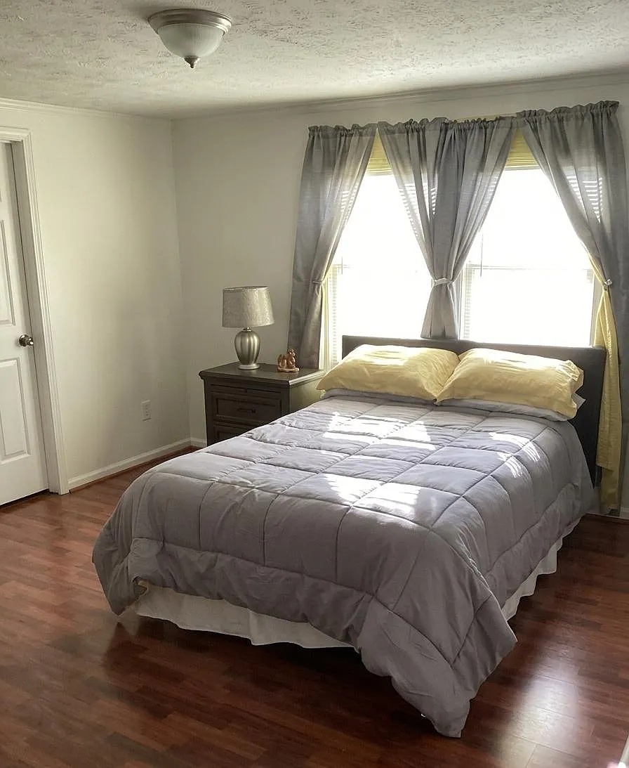 3 bed, 3.0 bath, 1200 sqft, $918 — Photo 1