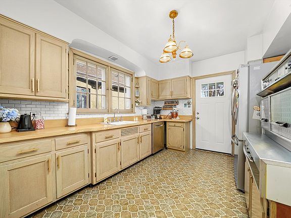 4th image of 10151 S Bell Ave