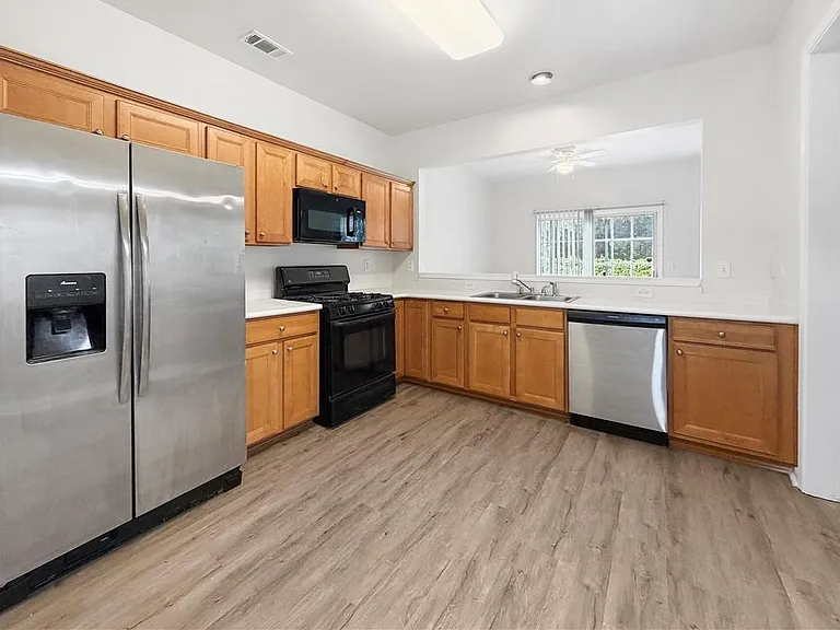 2425 Fairlie Dr — Photo 10