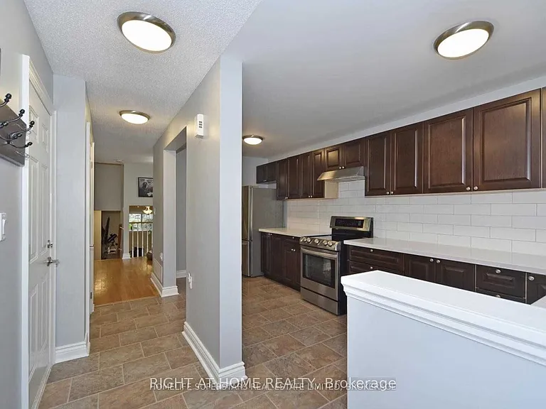 1434 Largo Cres — Photo 3