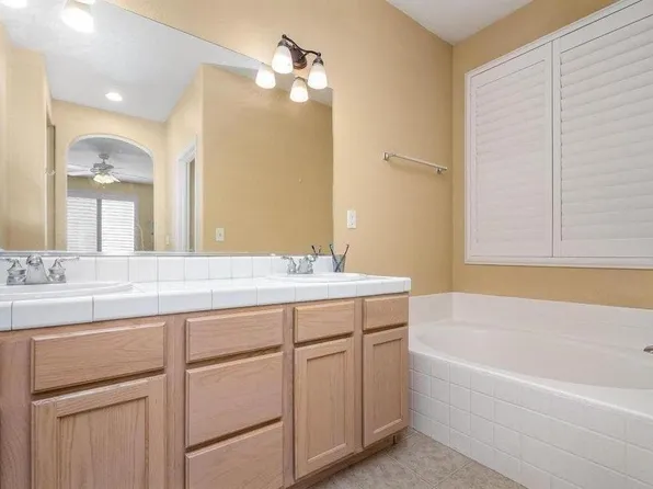 634 W Edinburgh Ln, Clovis, CA 93619