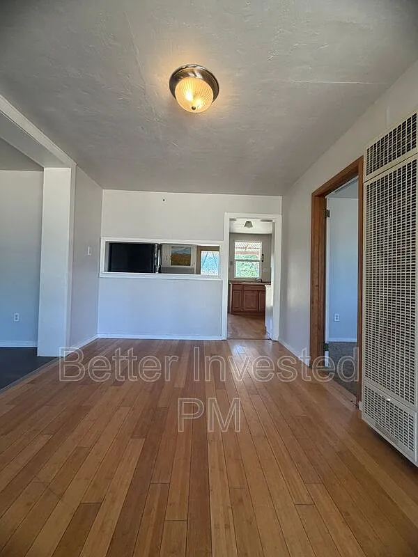 3 bed, 1.0 bath, 1100 sqft, $1,950 — Photo 3