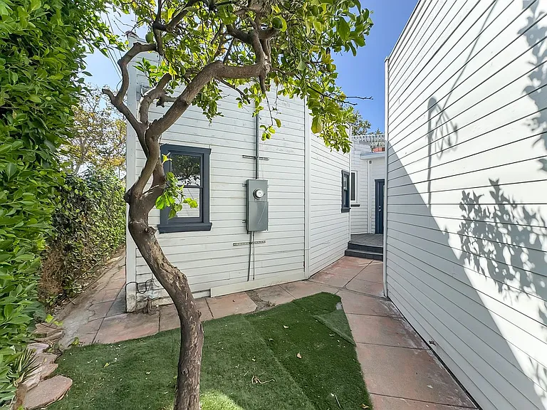 1043 S Plymouth Blvd — Photo 20